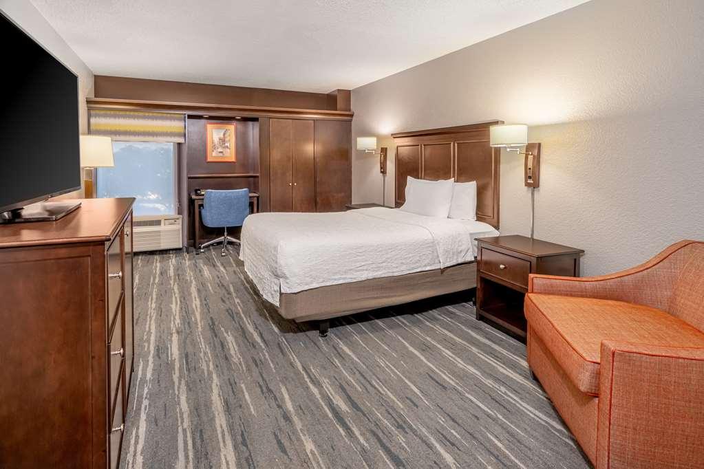 Hampton Inn Nashville / Vanderbilt Room photo